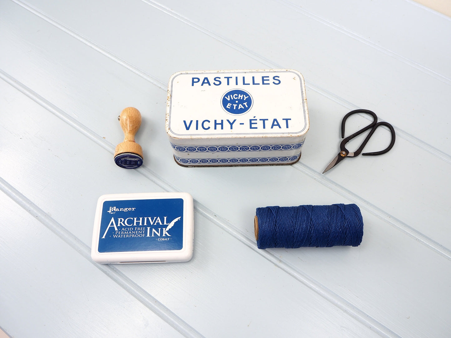 Vintage French Vichy-Etat Pastilles brand tin Retro Shabbychic Kitchen storage or keepsake box Blue/white Ideal gift Excellent condition